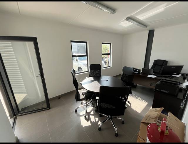 132M² WAREHOUSE TO LET IN RIVERGATE